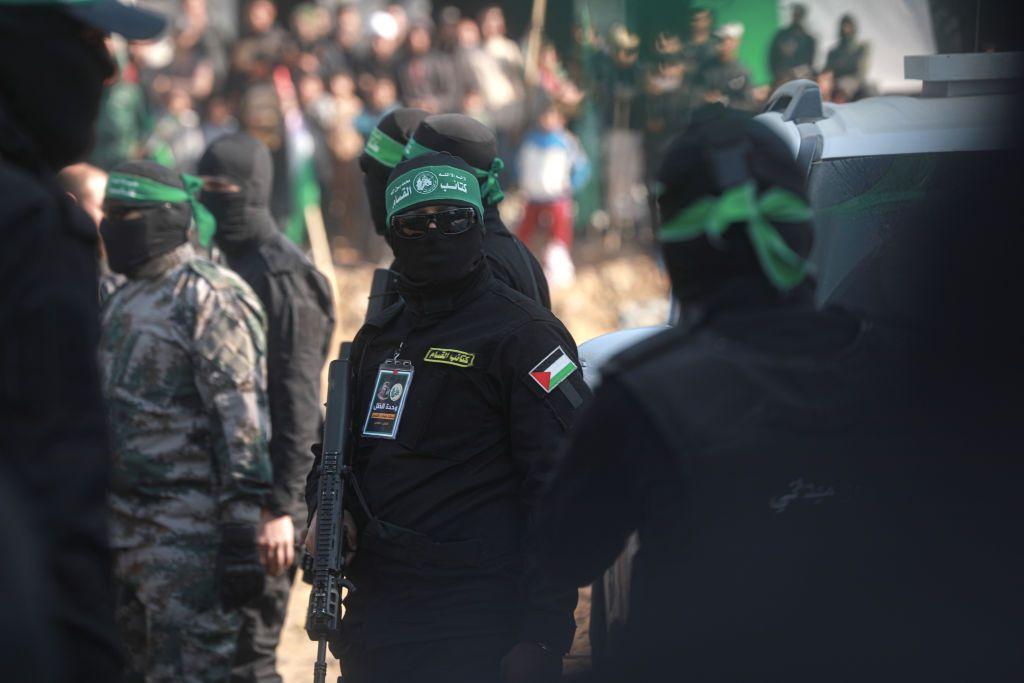 عناصر من حماس خلال تسليم رهينة إسرائيلية في 30 يناير/كانون الثاني 2025