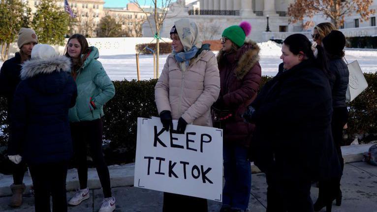 Demonstranti ne prestaju da se okupljaju ispred Vrhovnog suda u poslednjem pokušaju da ubede zakonodavce da usliše njihove molbe 