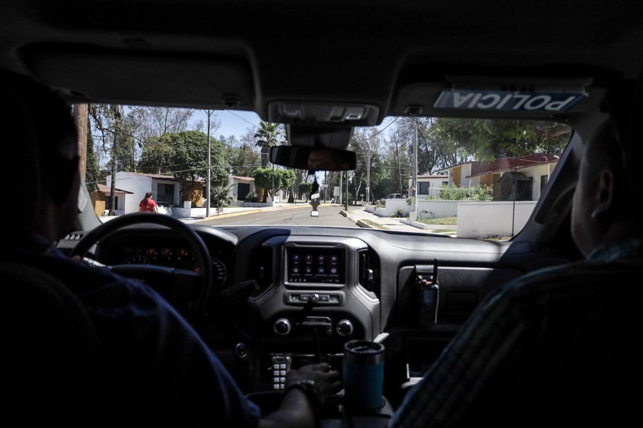 Vista de las calles del 28 Batallón de Infantería, donde ahora vive la presidenta municipal de Tijuana Montserrat Caballero, desde el interior de uno de los vehículos de su convoy de seguridad.