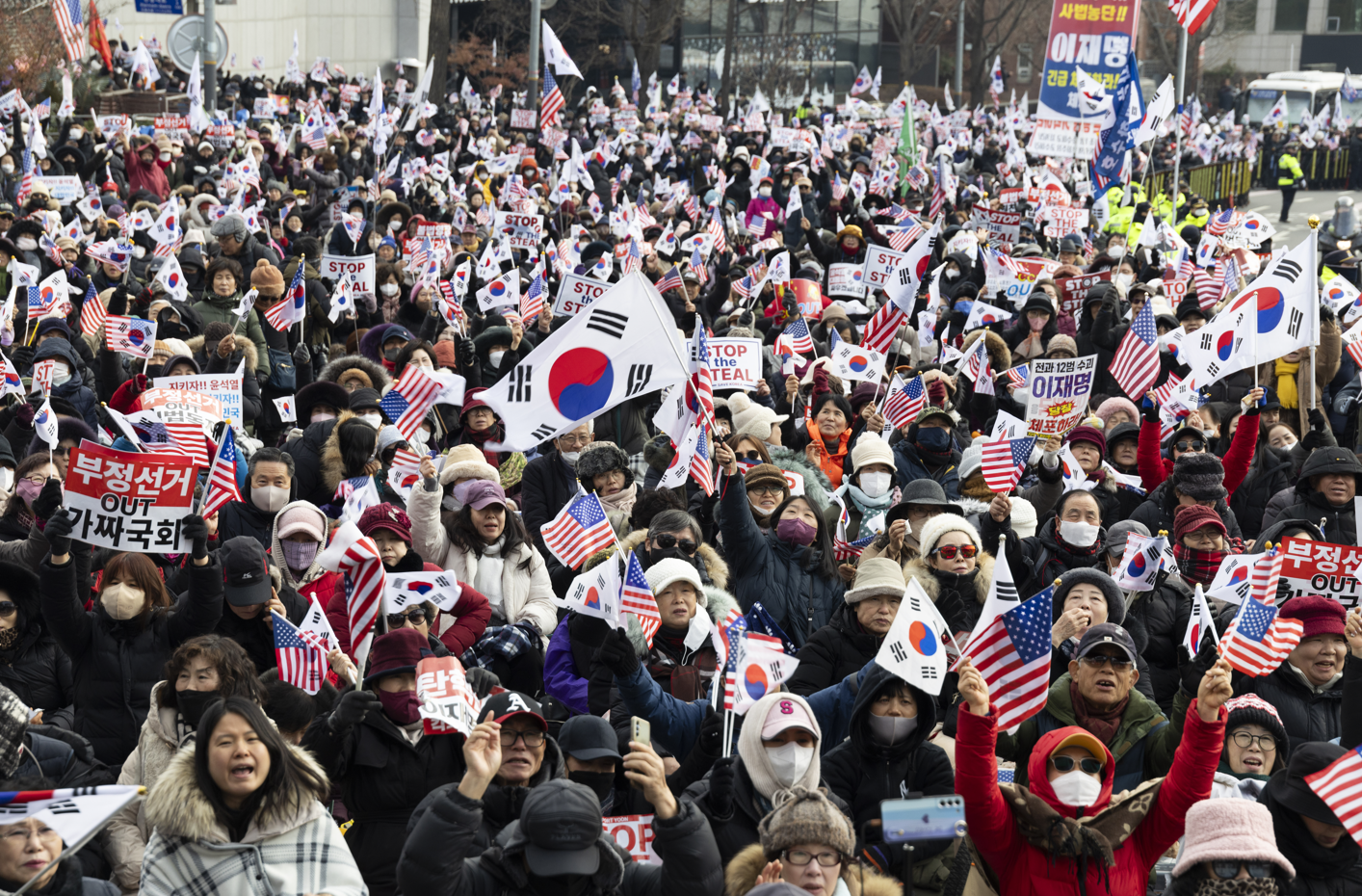 8일 윤석열 대통령 관저 주변에 모인 지지자들 