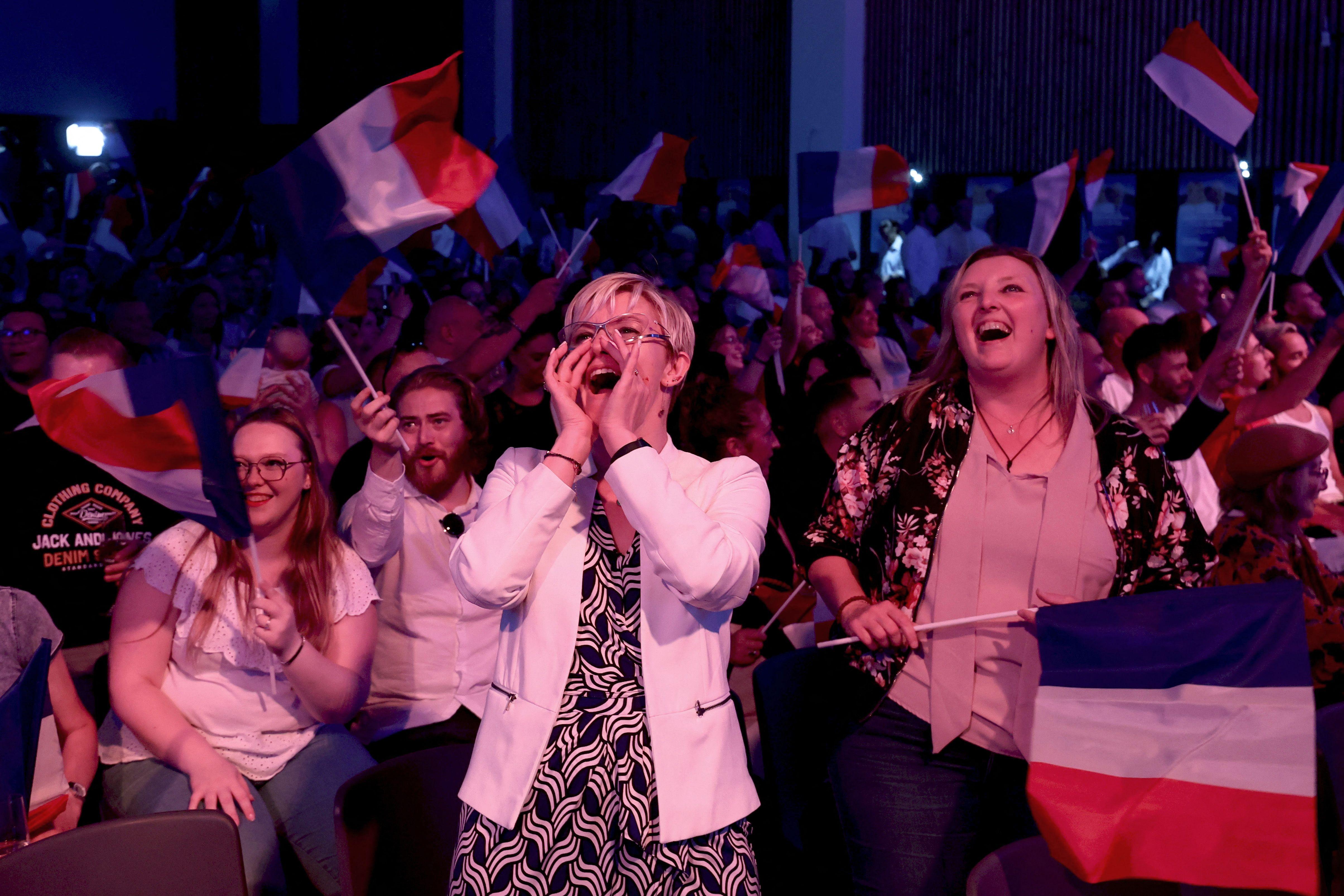 اليمين المتطرف يتصدر بفارق كبير الدورة الأولى من الانتخابات التشريعية في فرنسا، ومعسكر ماكرون يحلُّ ثالثا
