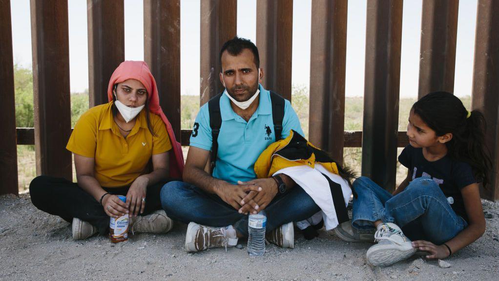 Una familia de migrantes indios en la frontera de México y EE.UU.