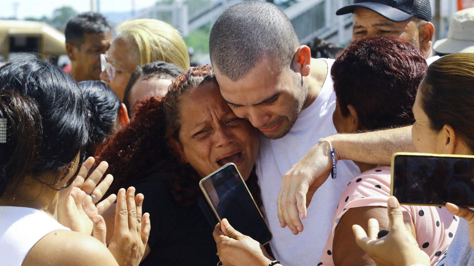 Una mujer emocionada abraza a un hombre