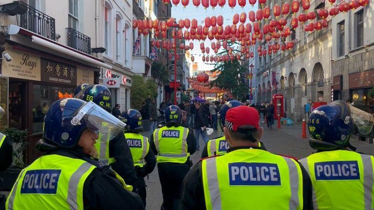 الشرطة اشتبكت مع مجموعات من اليمين المتطرف في تشاينا تاون في لندن 