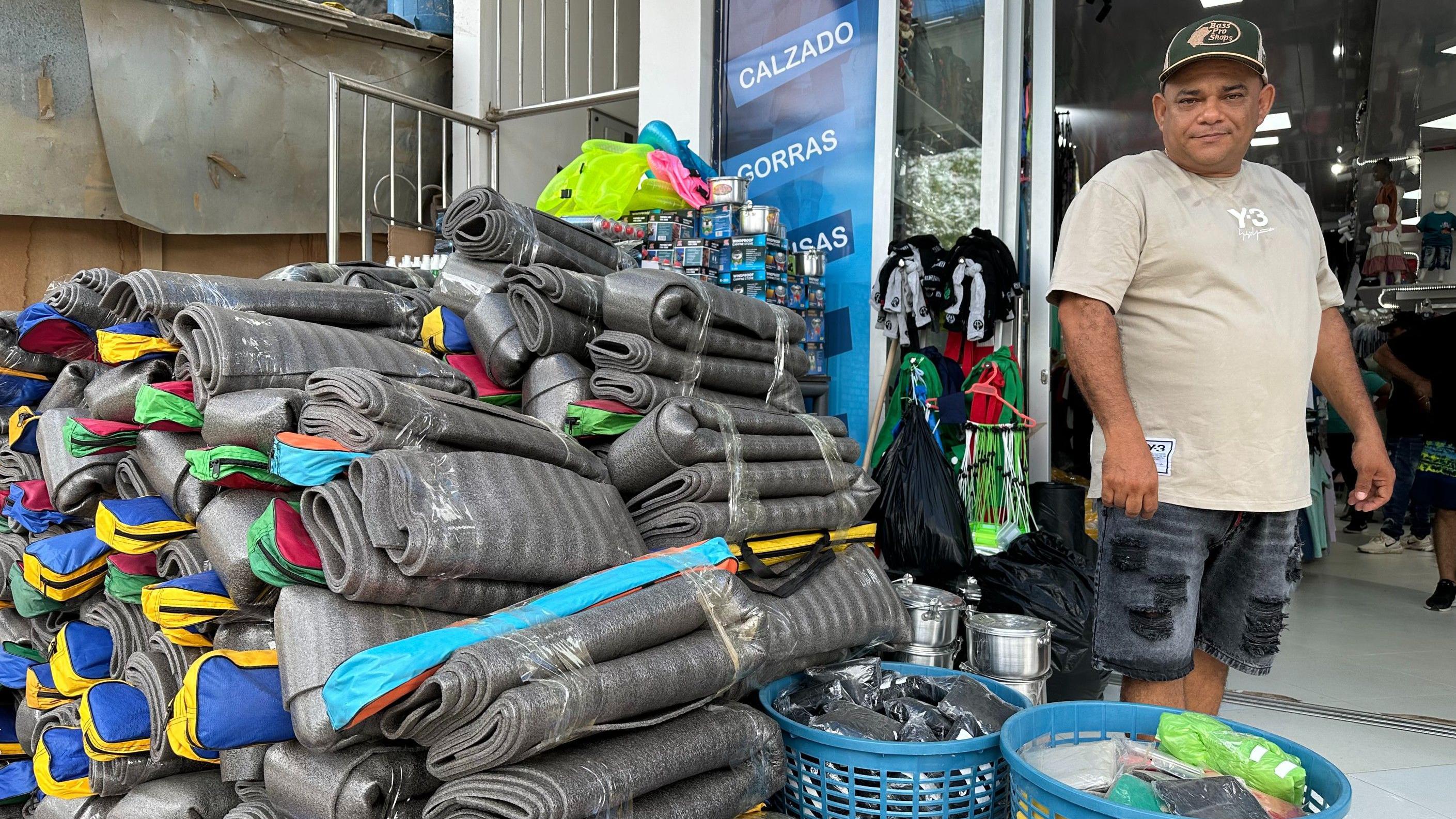 Tiendas de dormir apiladas en la entrada de la tienda de Fredy Ruiz en el centro de Necoclí. 