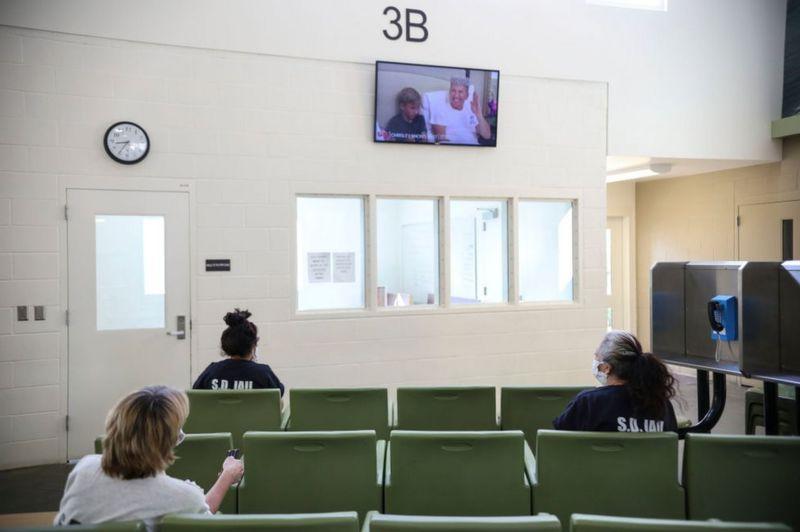 Pessoas em sala de espera de hospital