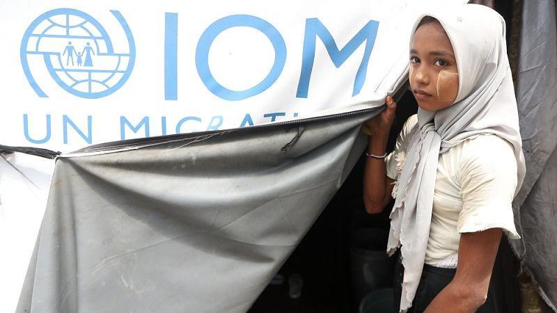 Seorang imigran etnik Rohingya asal Myanmar keluar dari tenda pengungsian sementara di lapangan sepak bola Seunebok Rawang, Aceh Timur, Aceh, Minggu (02/02).