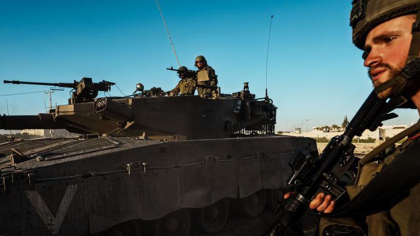 Un soldado israelí junto a un tanque en Gaza