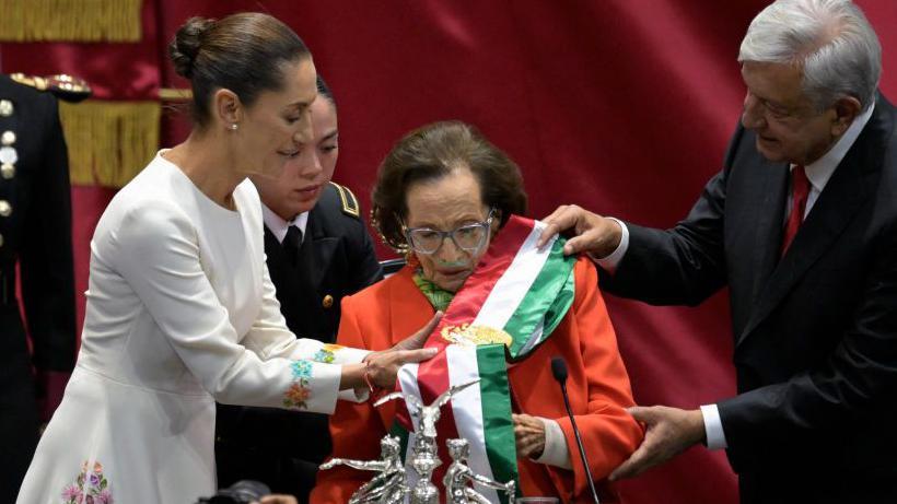 Ifigenia Martínez entrega la Banda Presidencia a Claudia Sheinbaum