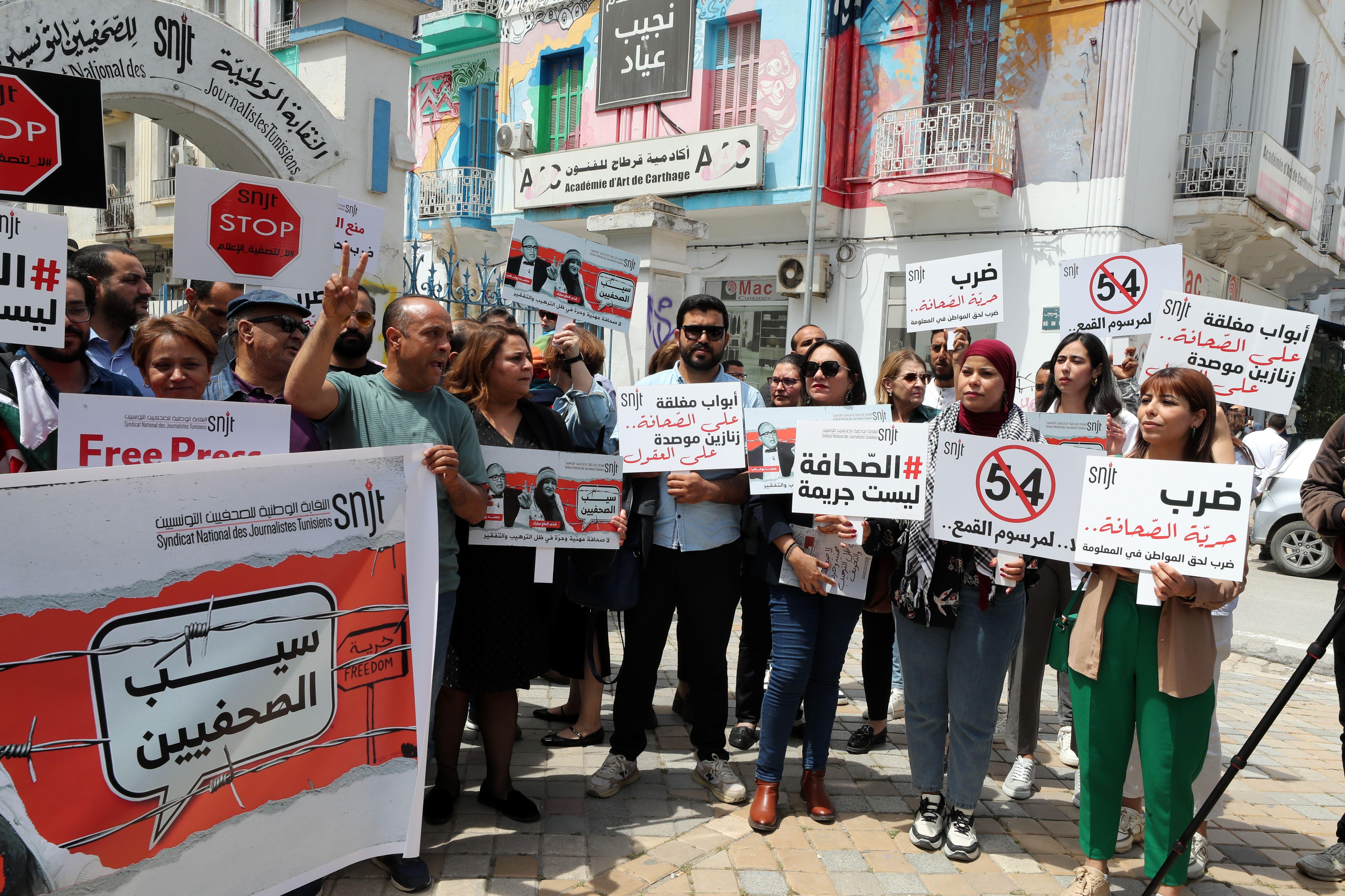 صحفيون تونسيون يرفعون لافتات أمام مقر النقابة الوطنية للصحفيين التونسيين 