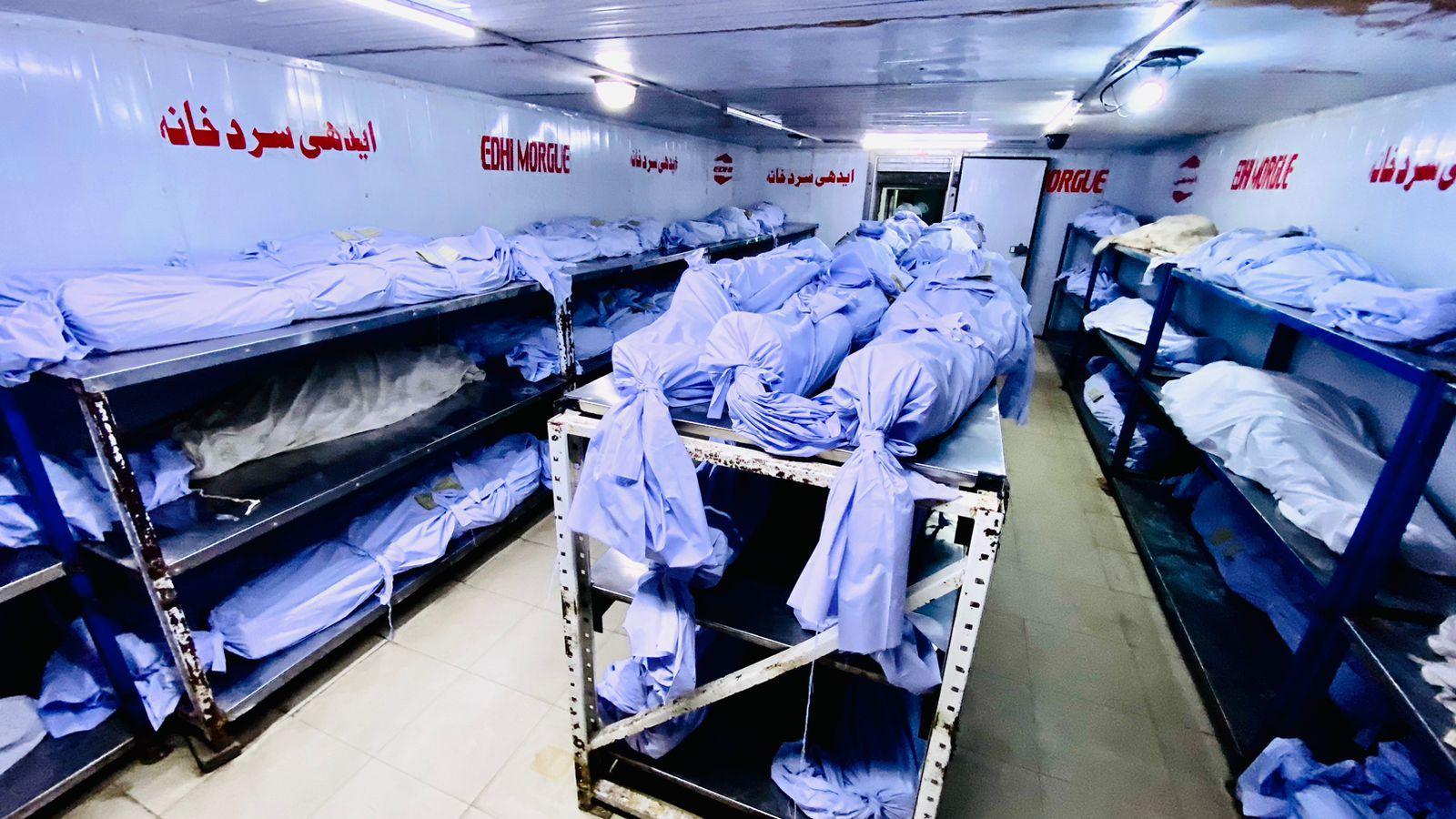Karaçi'deki sıcak hava dalgası sırasında hayatını kaybedenlerin cesetleri şehrin morglarını dolduruyor