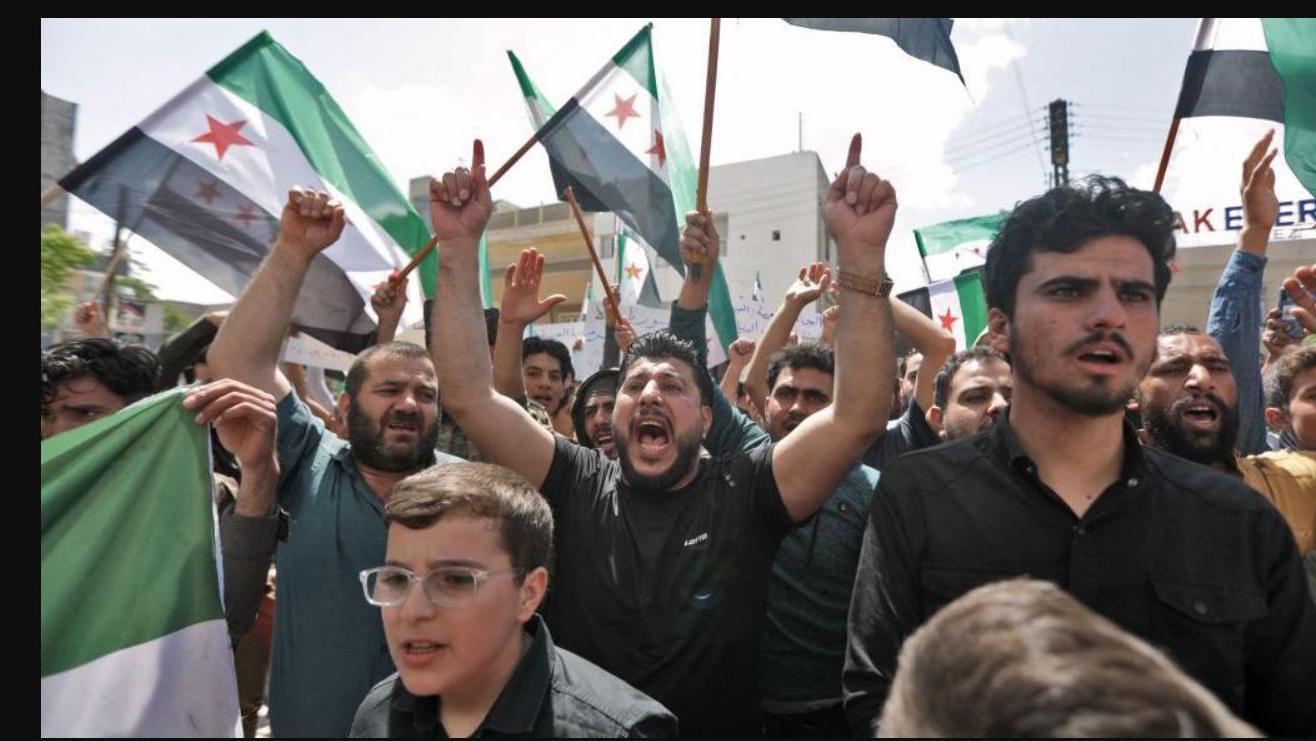 سوريون يحتجون في أعزاز، في شمال محافظة حلب 