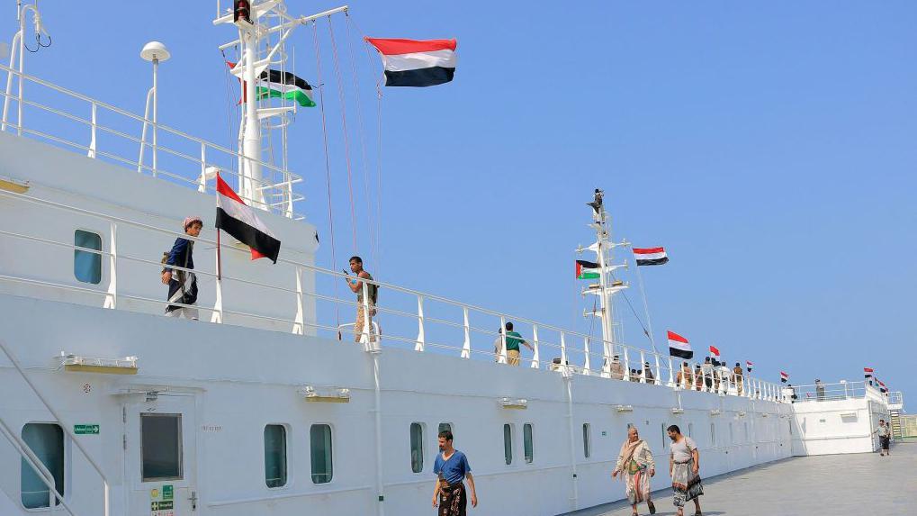 الأعلام الفلسطينية واليمنية على متن أحد السفن المصادرة من قبل الحوثي
