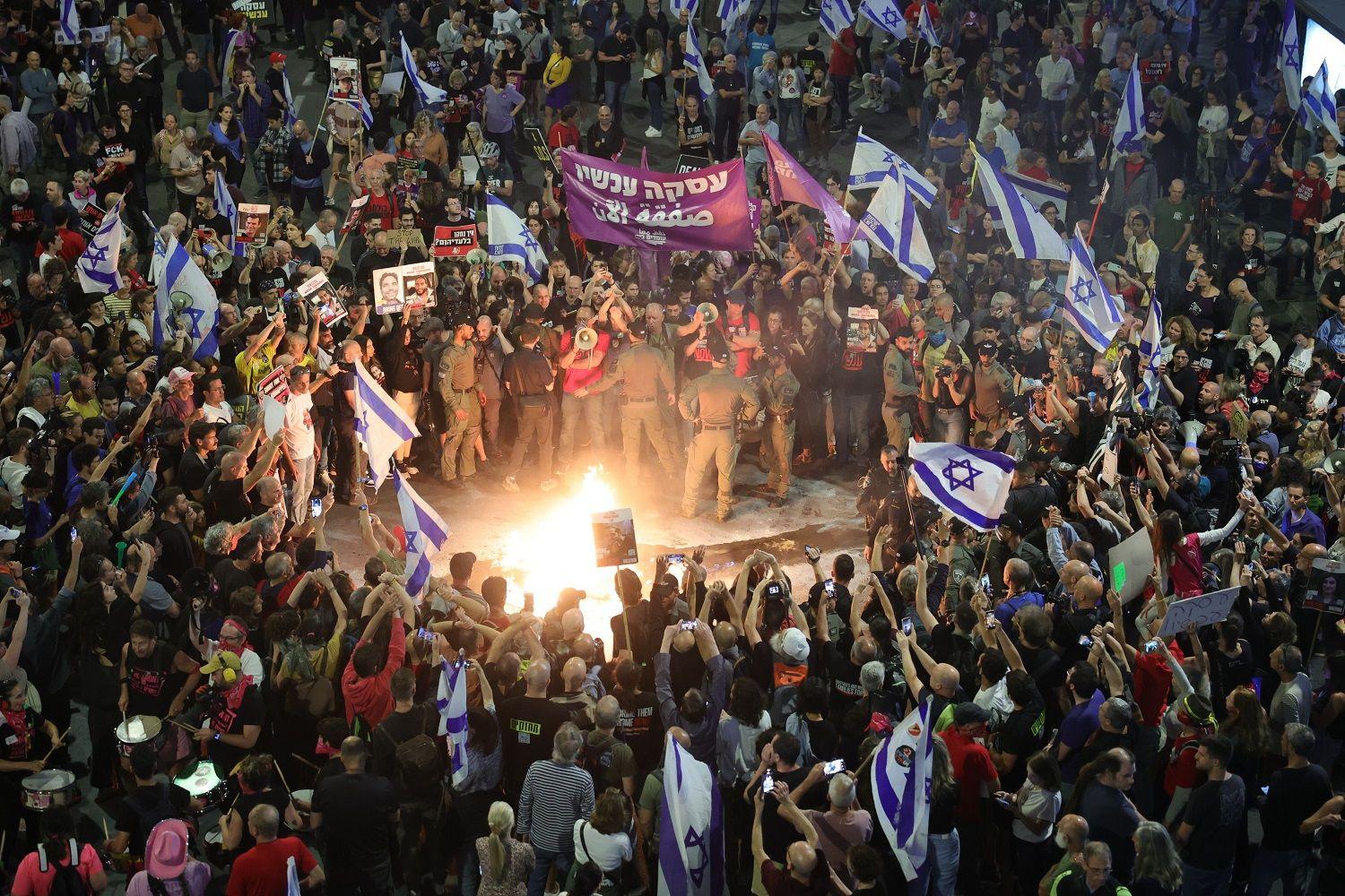 عشرات الآلاف من الإسرائيليين يتظاهرون مطالبين بالتوصل إلى اتفاق لإعادة الرهائن.