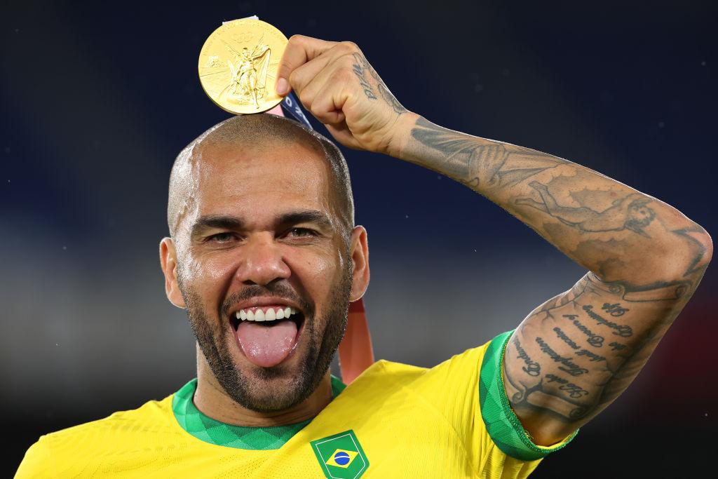 Alves con la medalla de oro de Tokyo 2020