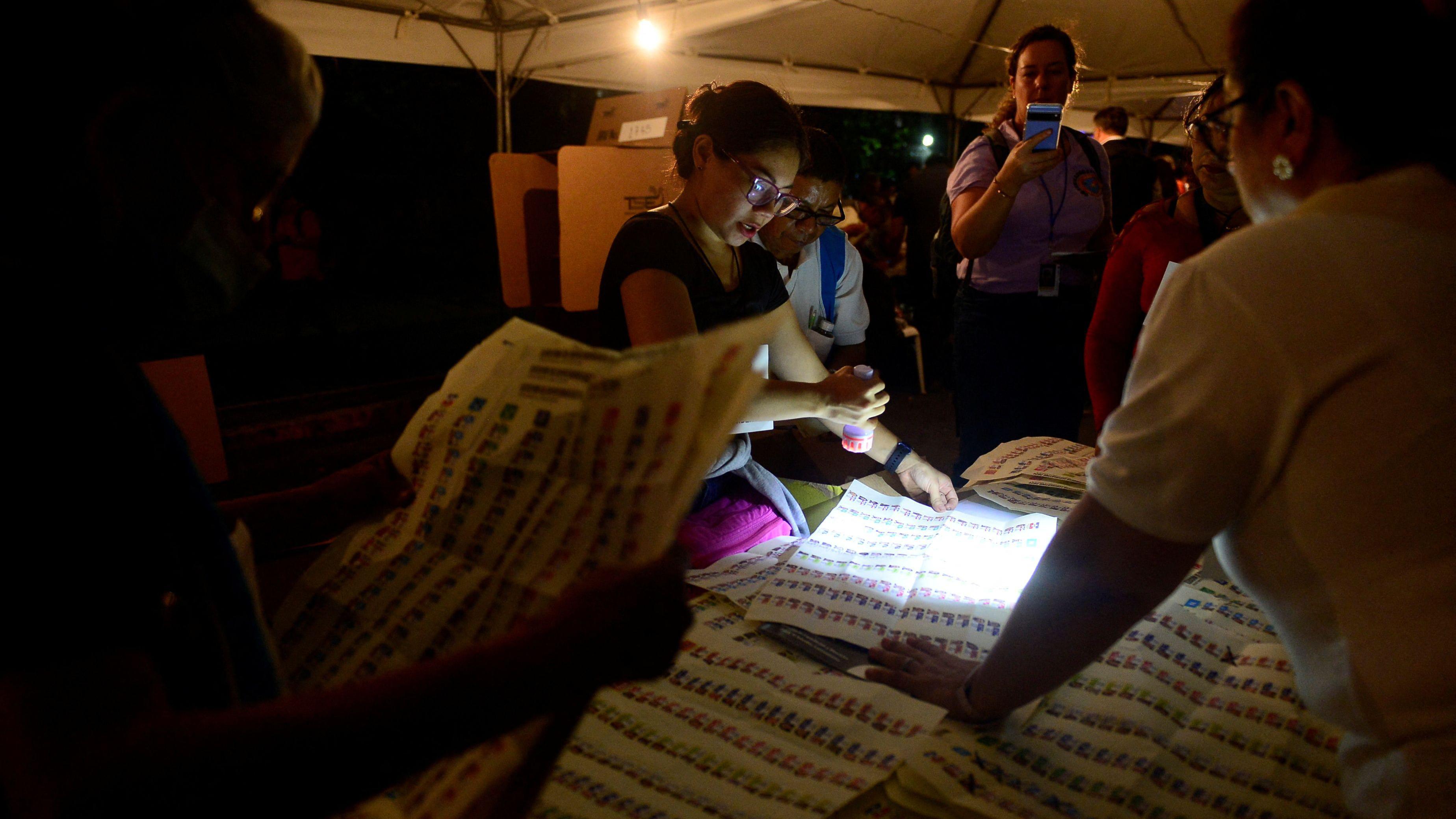 Recuento de votos en colegio electoral de El Salvador