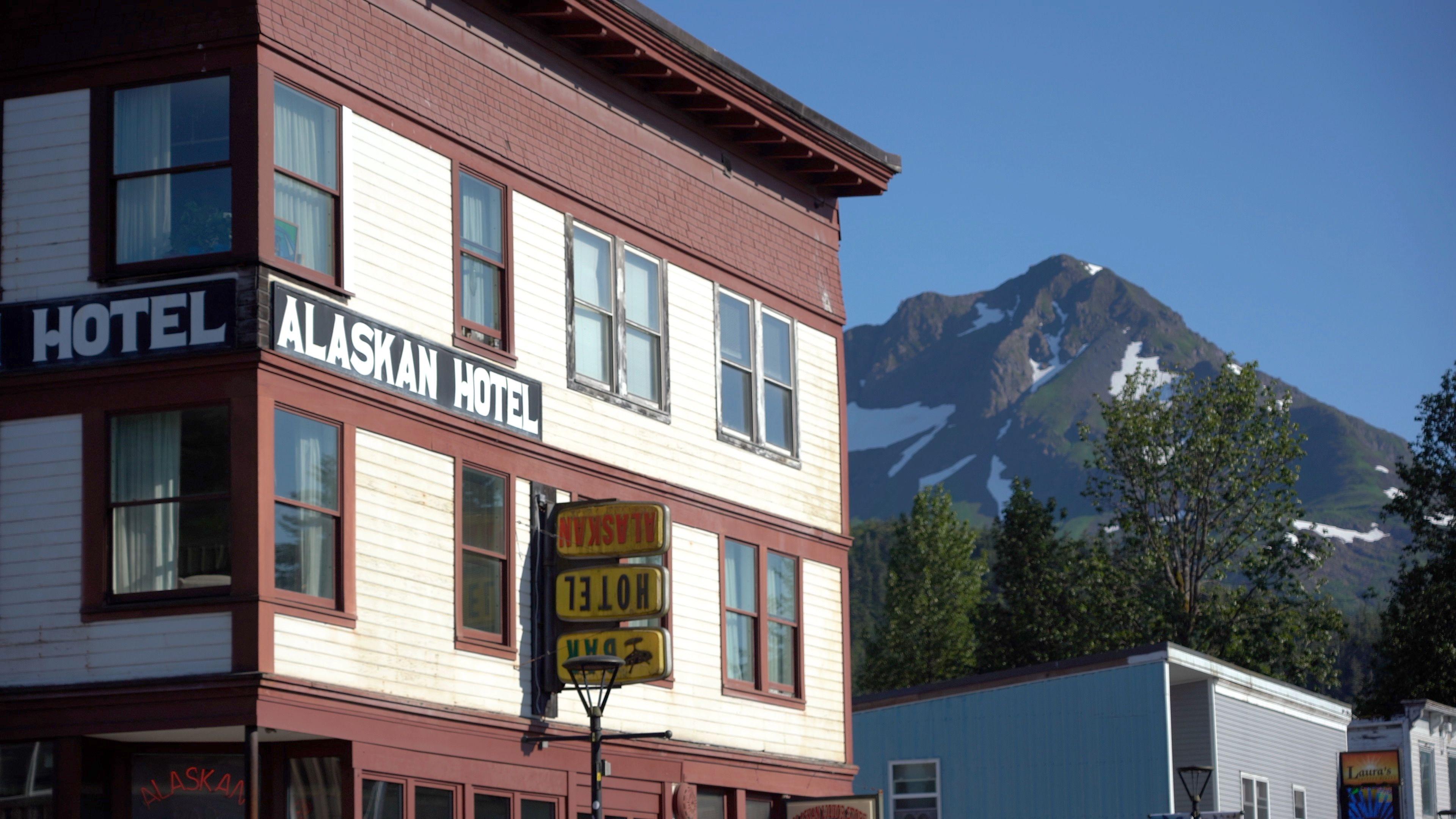 Fachada del bar de Cordova, con la montaña nevada de fondo.