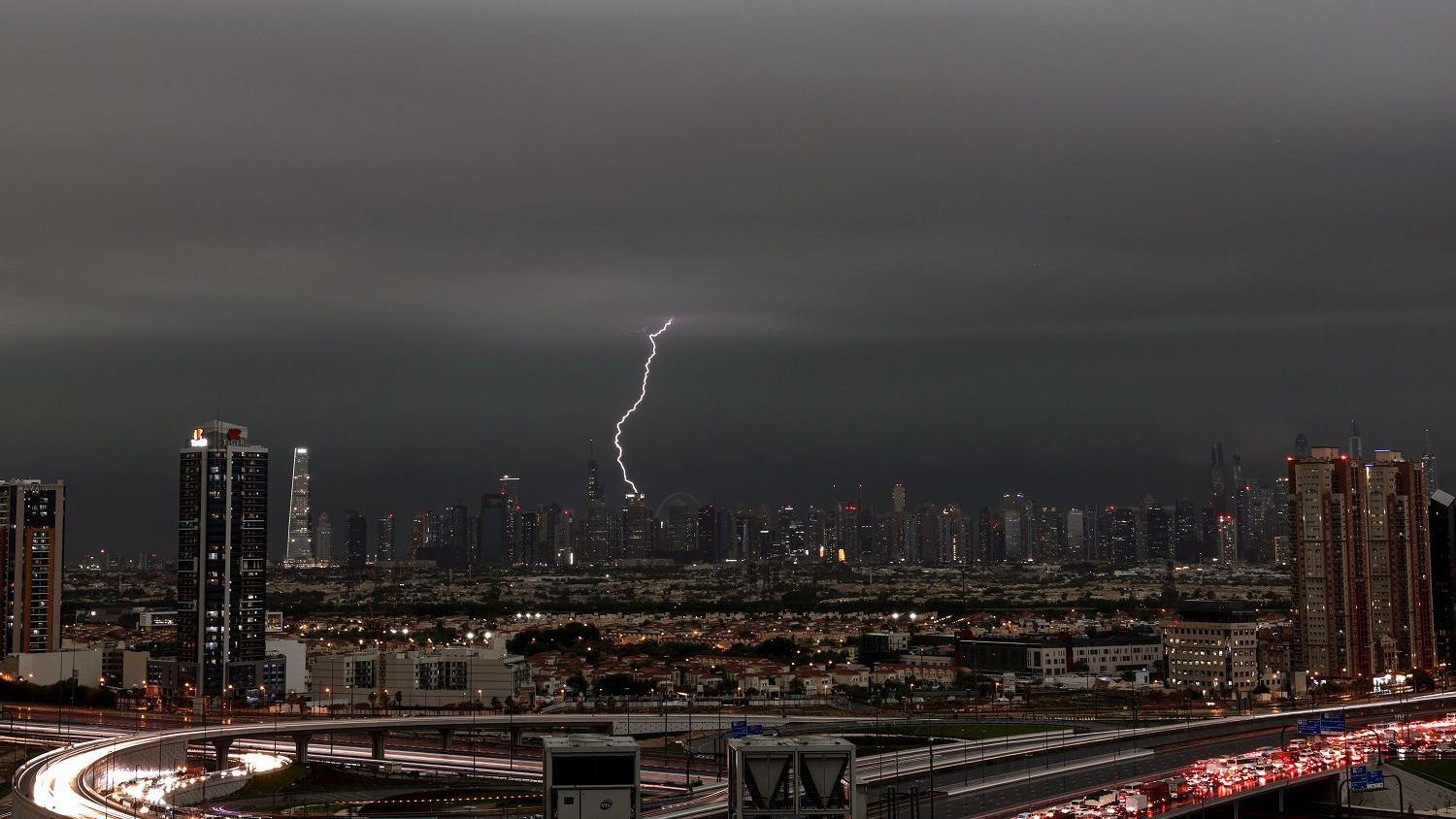صاعقة بعد هطول أمطار غزيرة في دبي 