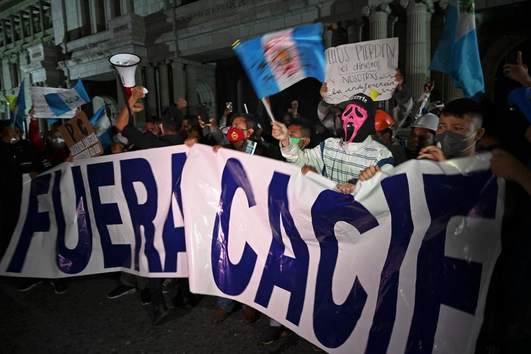 Manifestantes con una pancarta que lee "Fuera Cacif" en Guatemala, noviembre de 2020.