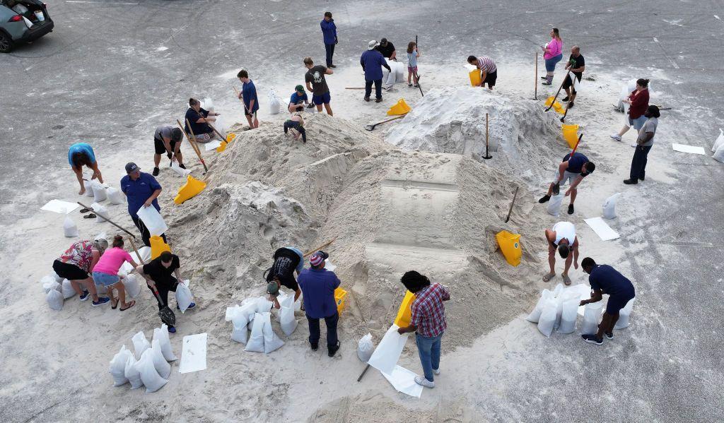 En Florida repartieron bolsas de arena para que los vecinos puedan proteger sus casas de las inundaciones.