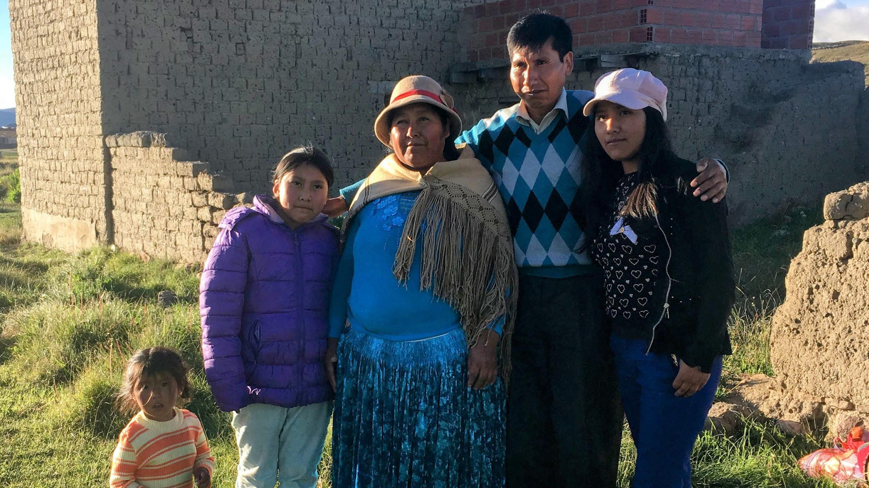 Eloy Rojas con su mujer y sus hijas.