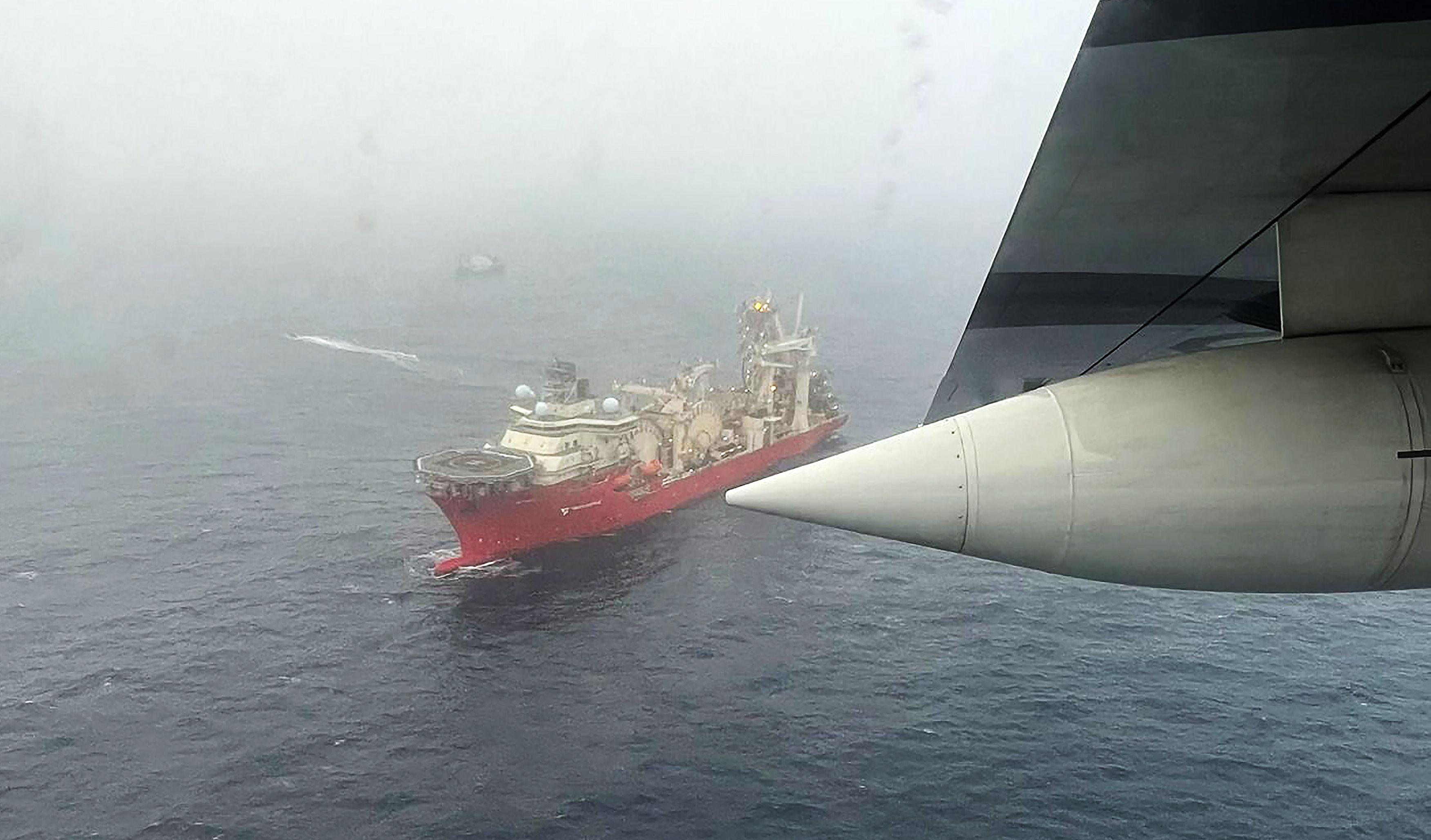 Navio fotografado de um avião em alto mar