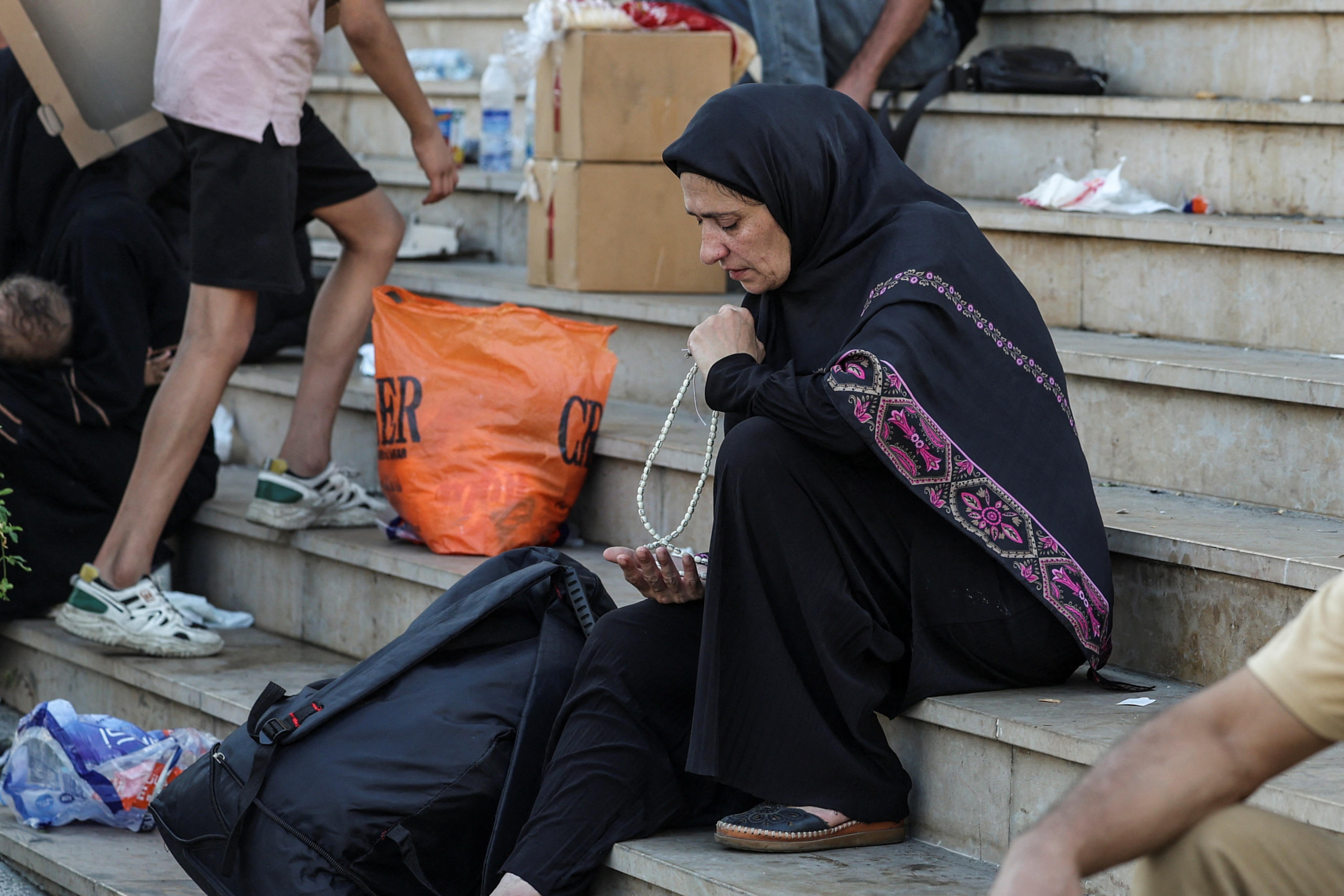 Mujer reza en Beirut 