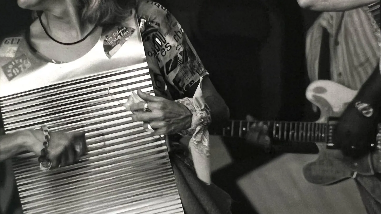 Mulher tocando washboard