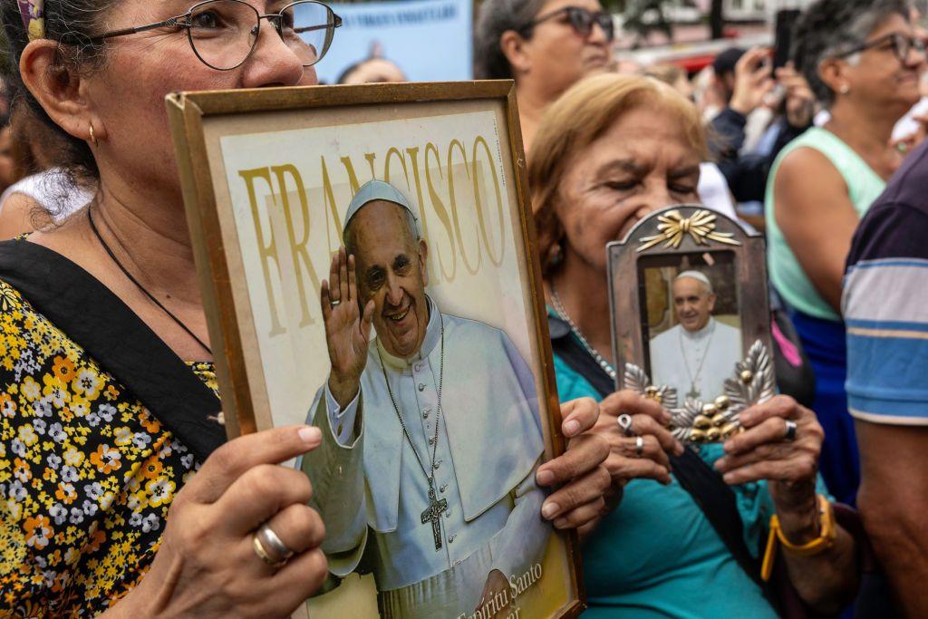 Fieles rezan por el Papa