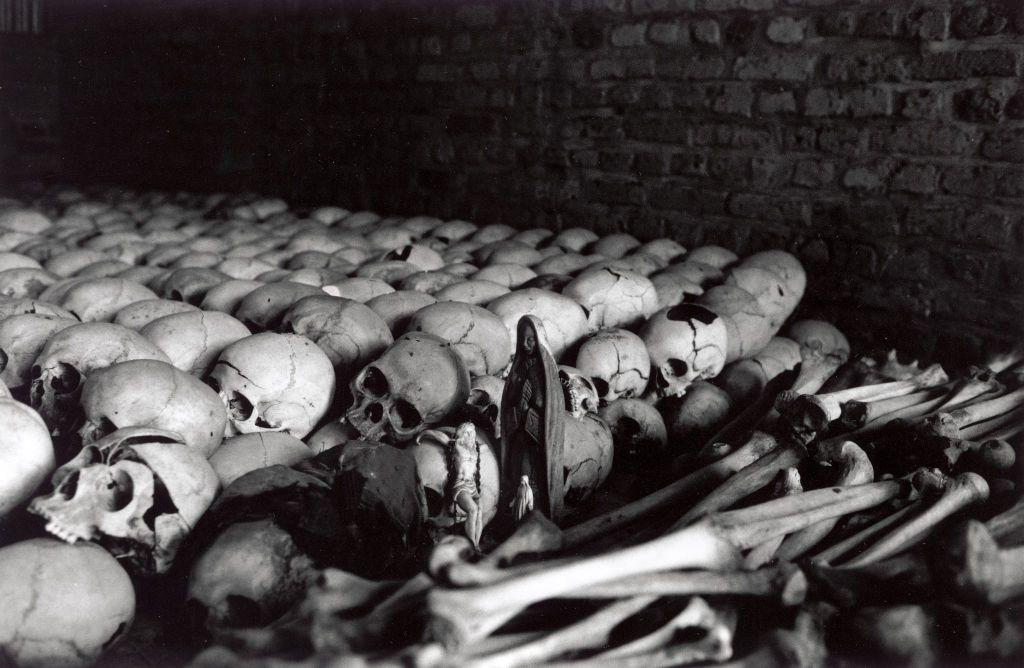 صف من الجماجم البشرية والبقايا يغطي الجزء الداخلي من كنيسة نتاراما التي دمرت خلال الإبادة الجماعية في رواندا، كيغالي، عام 1994.