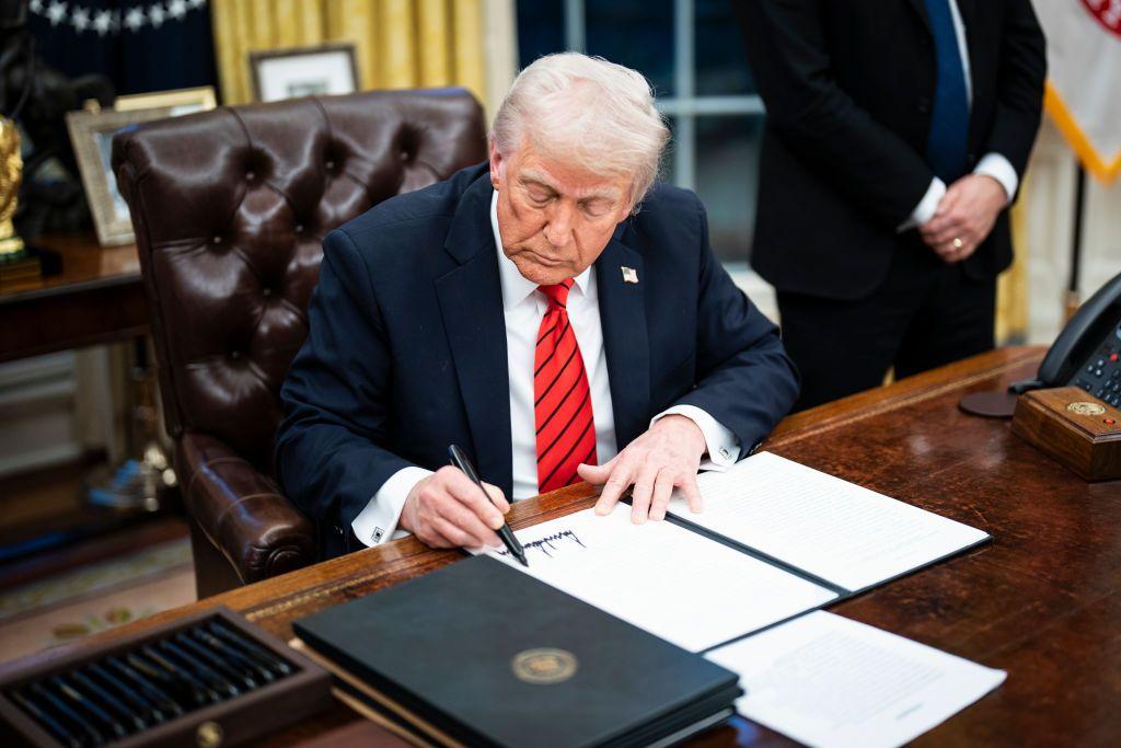 El presidente de Estados Unidos, Donald Trump, firmando órdenes ejecutivas el 10 de febrero de 2025.