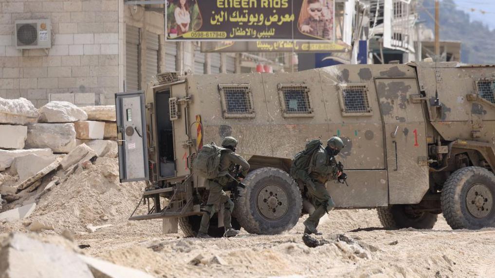 Soldados israelíes durante la ofensiva en Tulkarem, norte de Cisjordania.