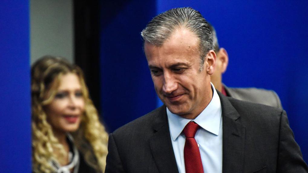 Tareck El Aissami sorrindo em uma imagem de arquivo