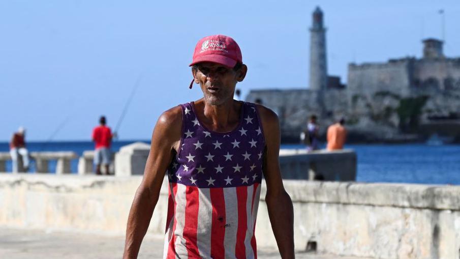 Hombre caminando en La Habana