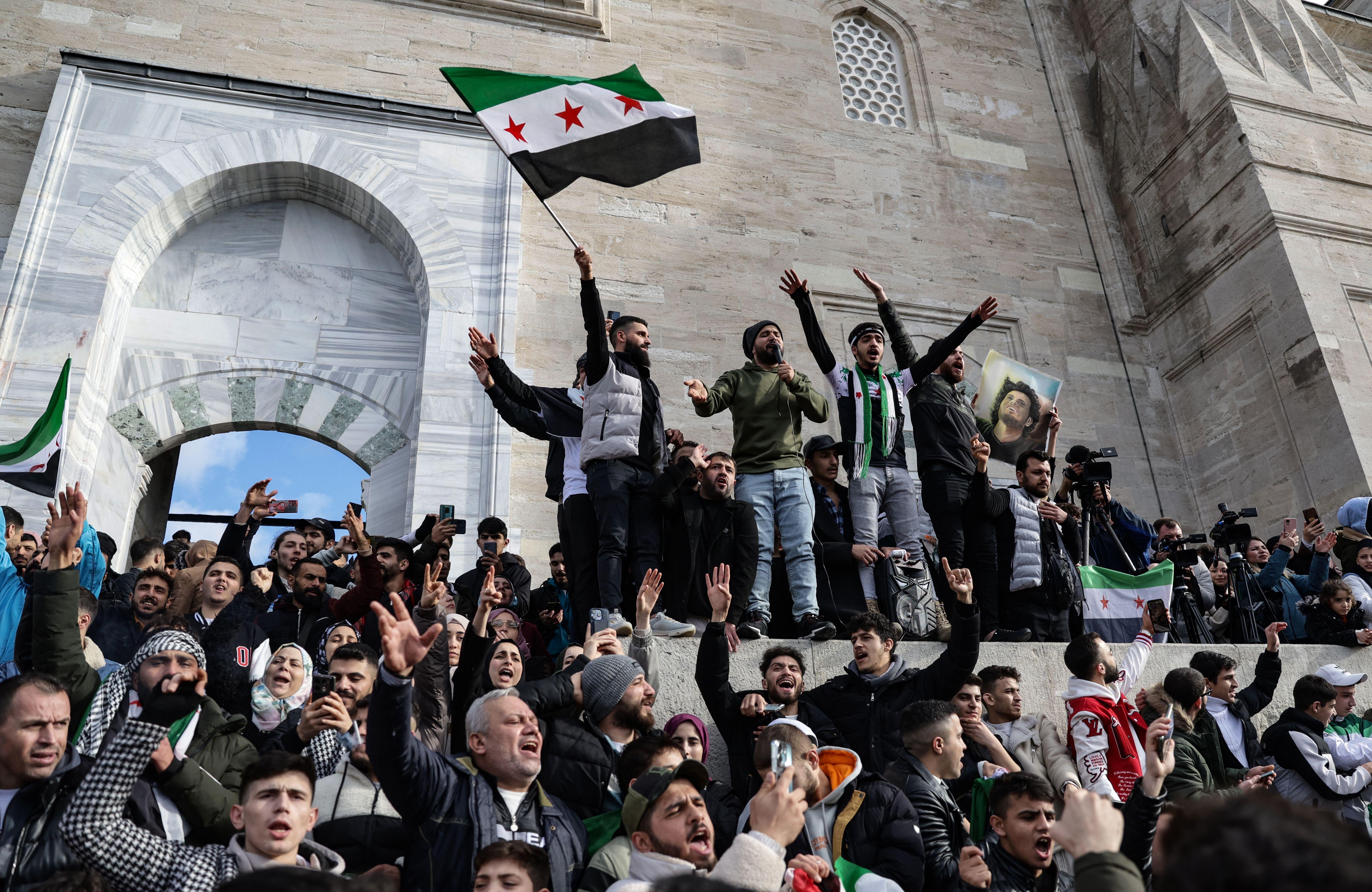 Una multitud en el centro de Damasco celebra la caída de Bashar al Assad.