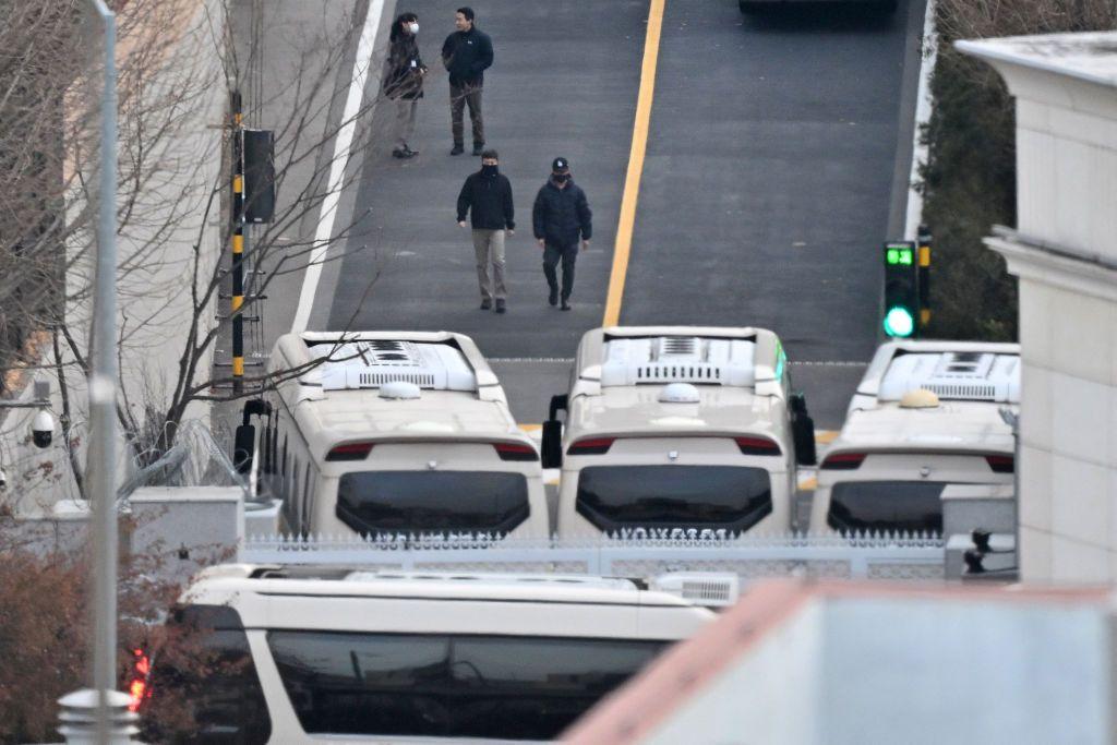 용산 대통령 관저에서 걸어나오는 보안 직원들