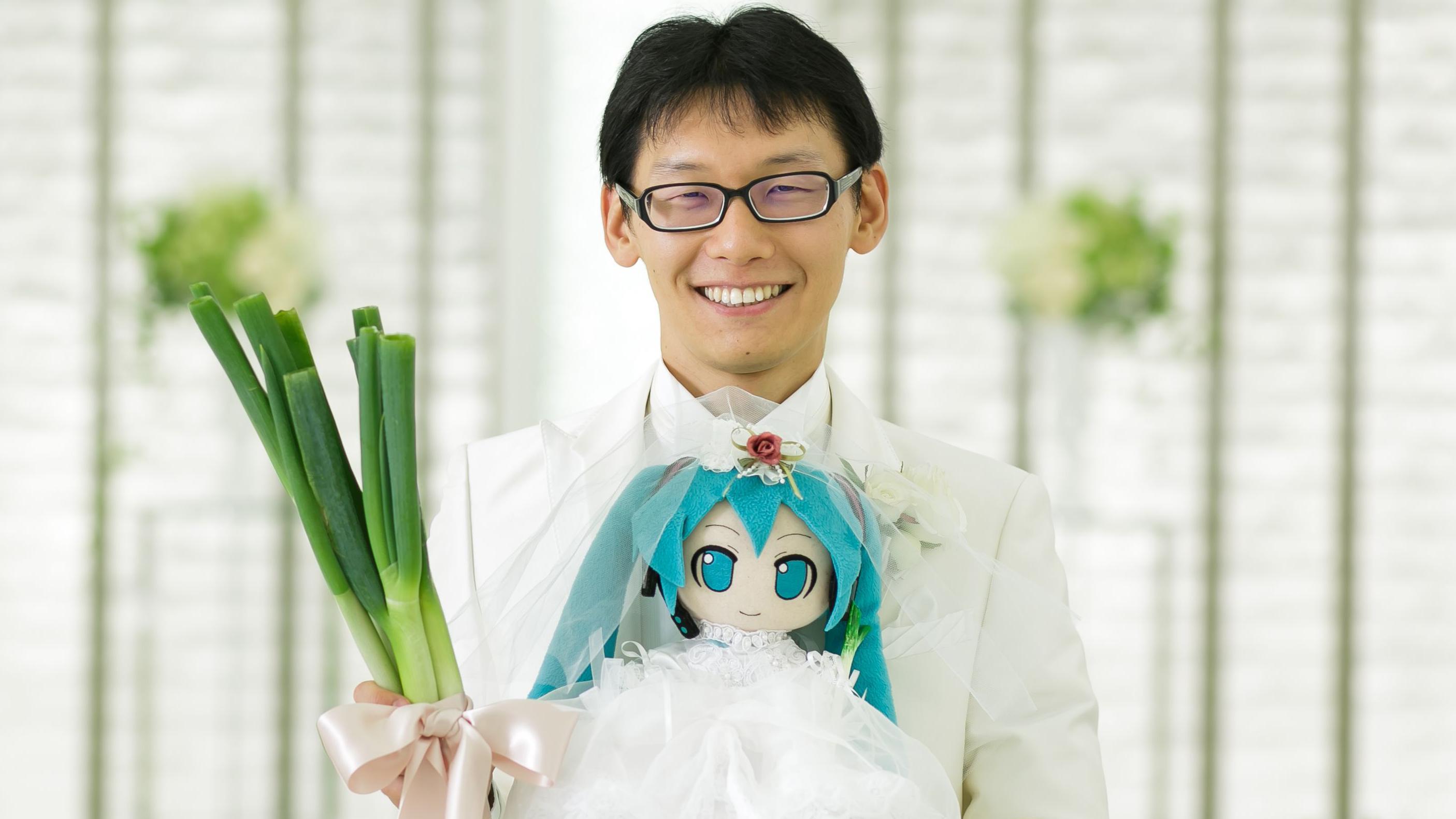 Akihiko con una muñeca de Miku el día de su boda