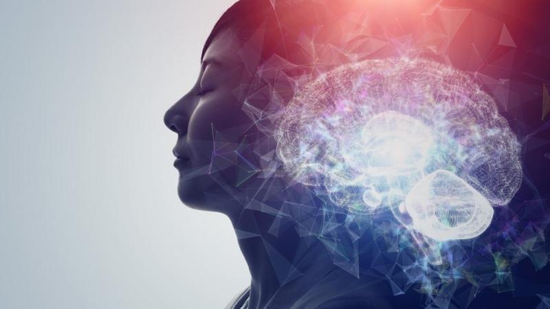 Ilustração de uma mulher sobre um cérebro