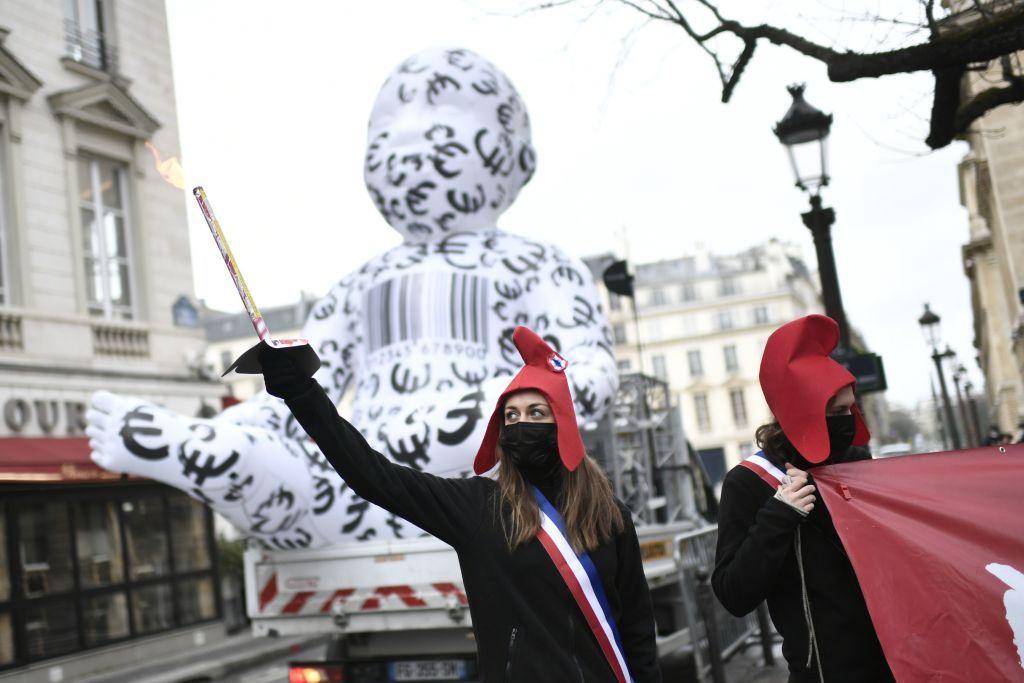 Dos manifestantes franceses portando el gorro frigio