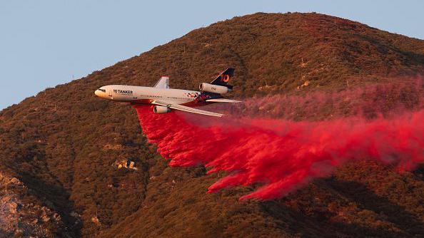 Avião lança pó rosa para apagar incêndios florestais nos EUA