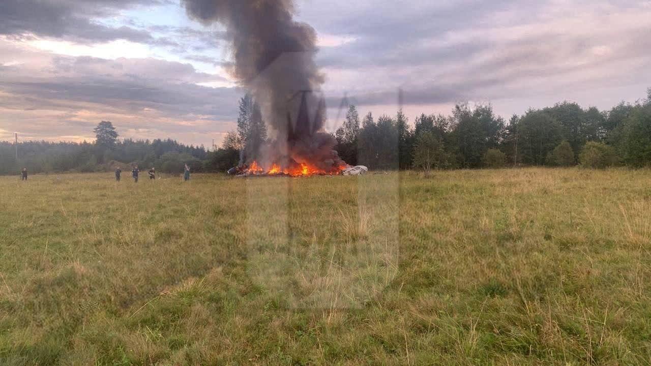 La imagen muestra los restos del avión en llamas tras un presunto accidente aéreo en un lugar determinado como región de Tver, Rusia.