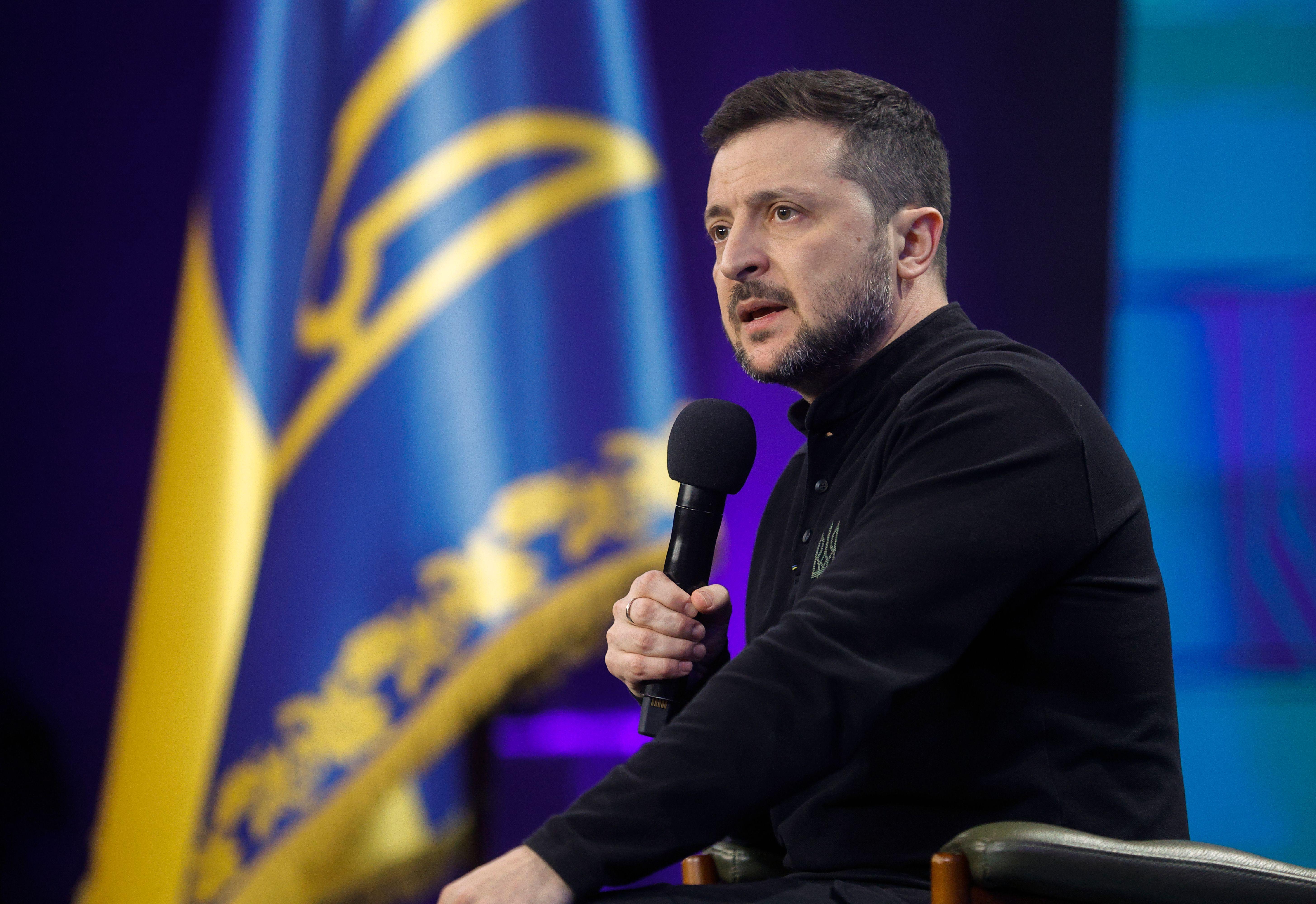 الحرب في أوكرانيا تكمل عامها الثالث، وزيلينسكي يبدي استعداده للتنازل عن الرئاسة مقابل عضوية كييف في حلف الناتو 1 الرئيس الأوكراني فلوديمير زيلنسكي
