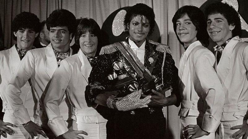 Integrantes do Menudo em foto ao lado de Michael Jackson