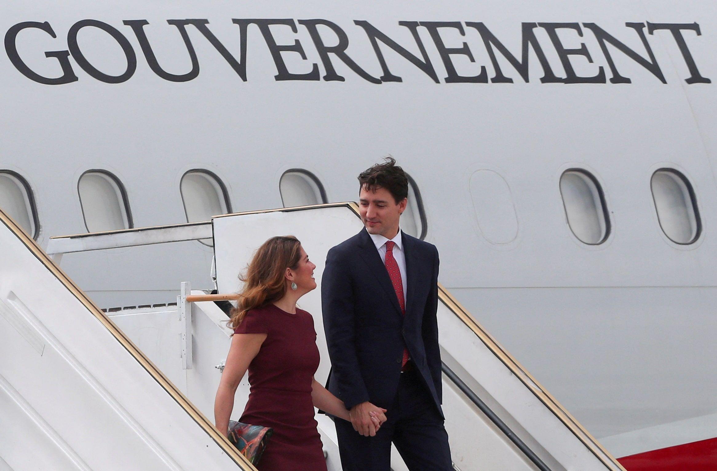 Justin Trudeau y su esposa bajando de un avión