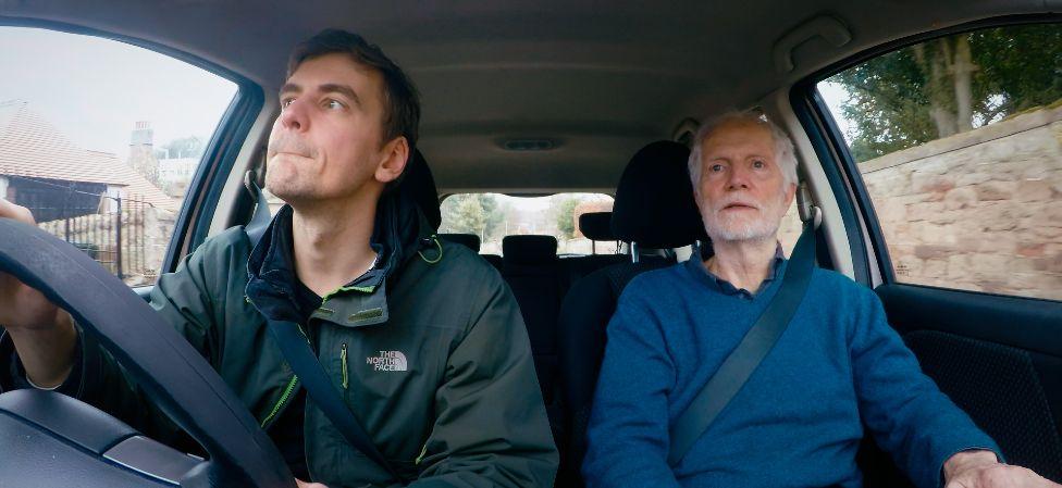 Duncan Cowles no carro a caminho de um retiro de fim de semana onde homens se reúnem para terapia de grupo