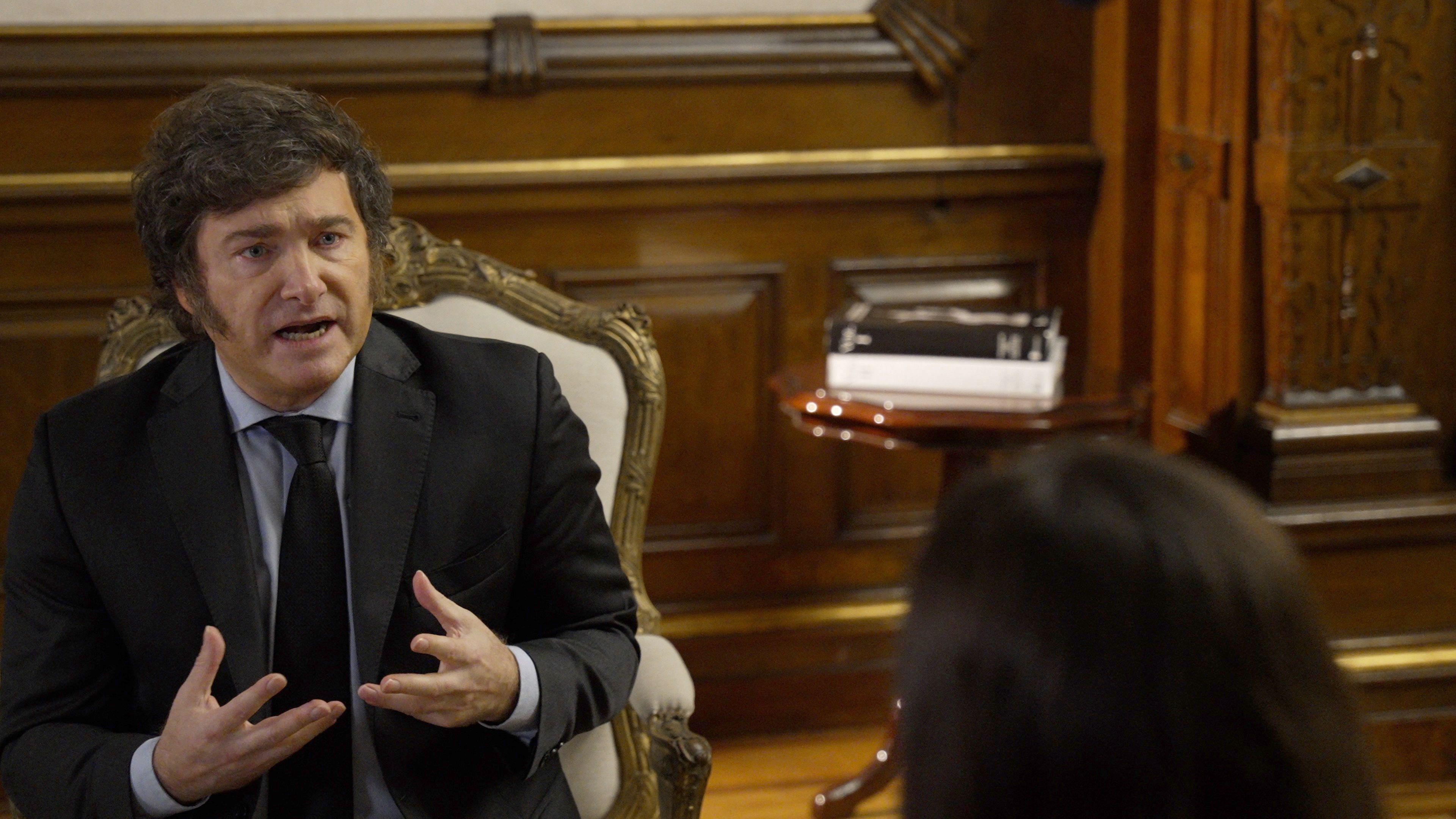 Javier Milei en su despacho de la Casa Rosada durante la entrevista con Ione Wells de la BBC.