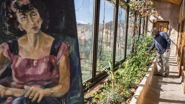 Cada Earthship inclui uma estufa em um dos lados da casa, para que os moradores possam cultivar seu próprio alimento