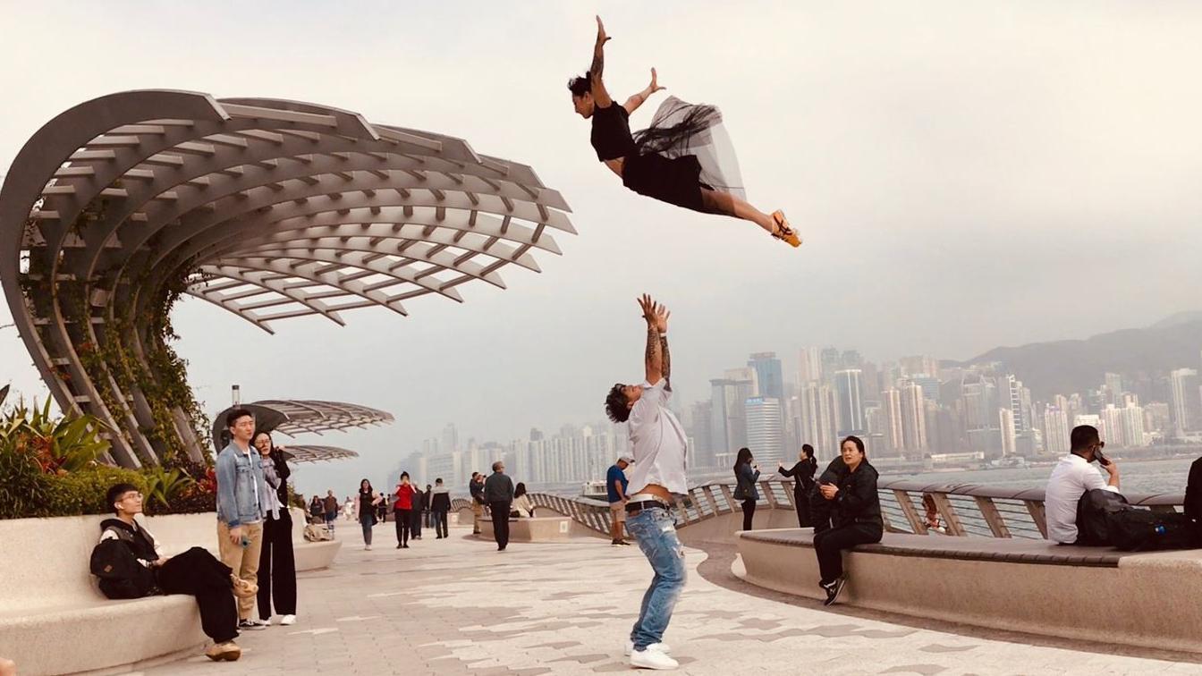 Julián Moreno hace una pirueta acrobática con una pareja en Hong Kong