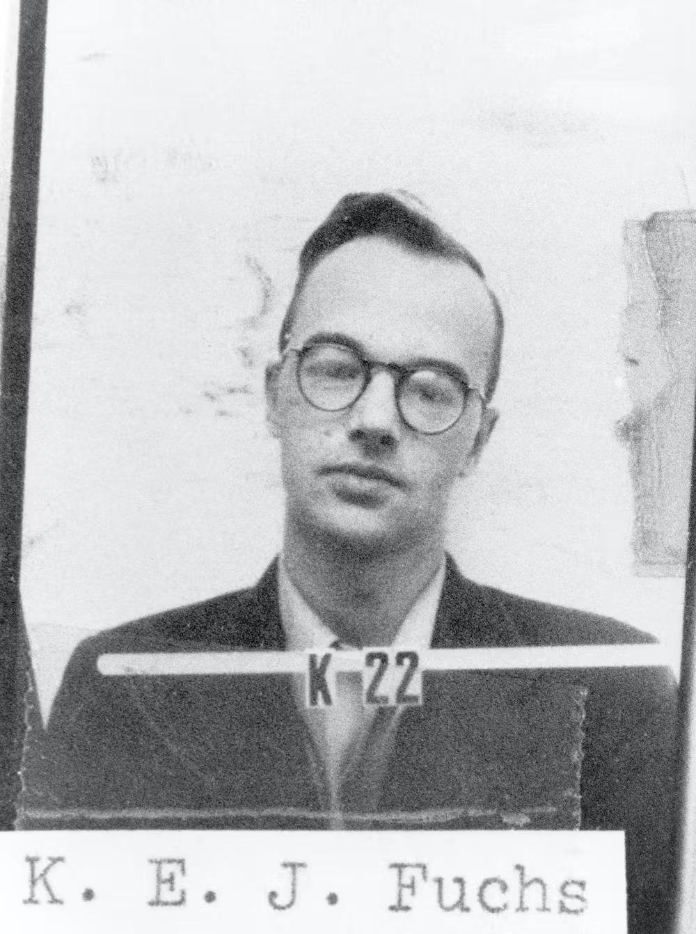 Foto de identificação de Los Alamos do físico teórico Klaus Fuchs, que repassou informações sobre a construção de armas nucleares para a União Soviética