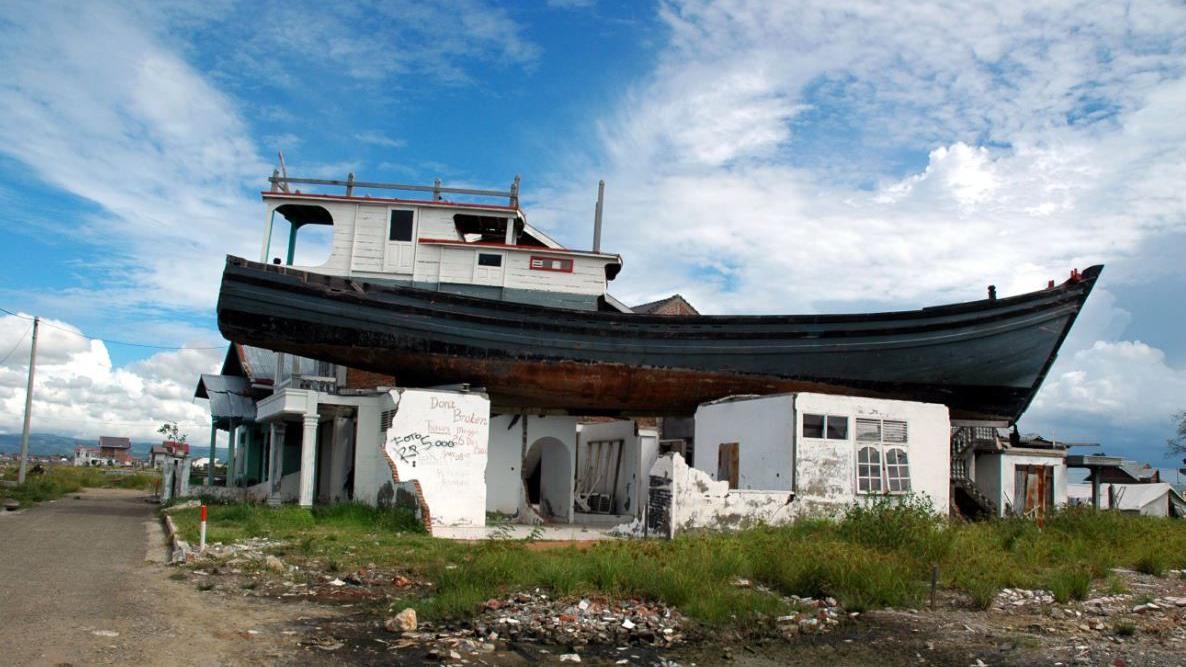 Sedikitnya 160.000 orang tewas di Banda Aceh. Gelombang laut meratakan hampir semua bangunan dan membawa kapal-kapal ke darat.